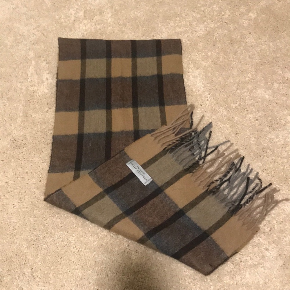 Geoffrey Beene Scarf